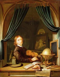 Ein Musiker spielt eine Geige an einem drapierten Fenster